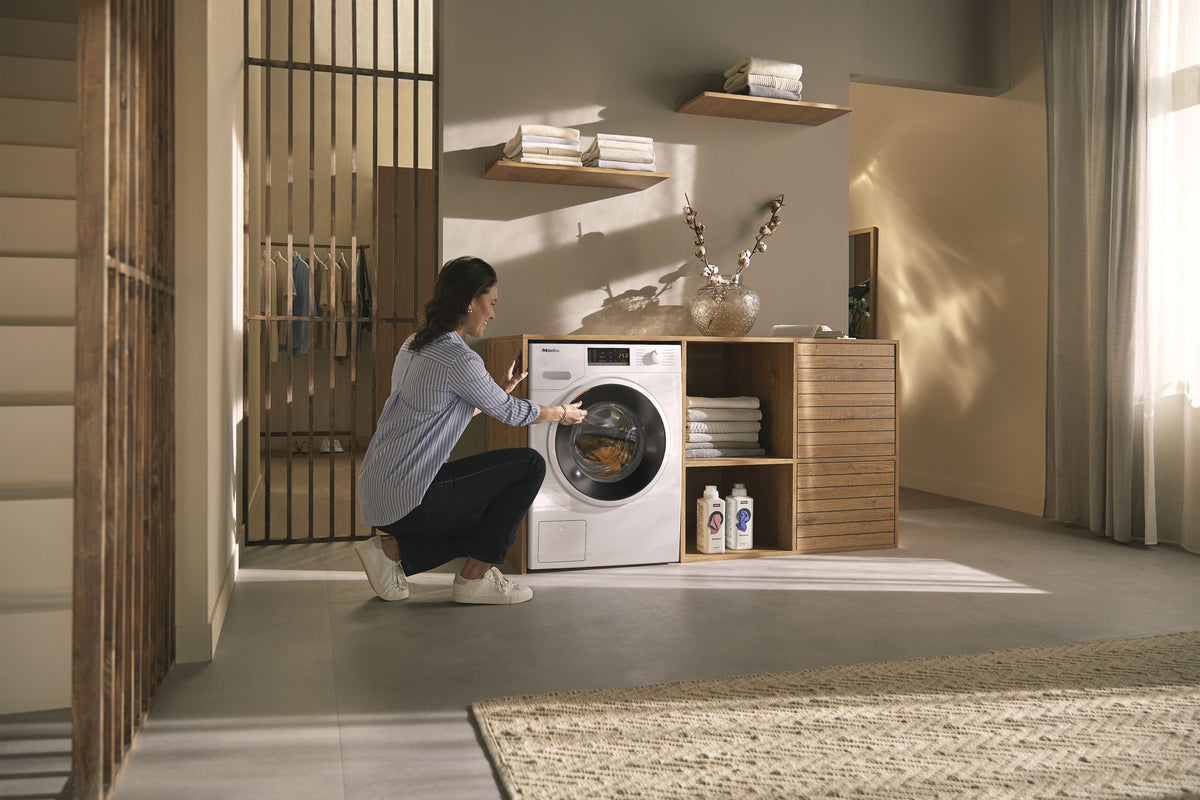 Miele WWA120 WCS Active Waschmaschine – 8 kg, 1.400 U/min, Weiß – Beladen der Waschmaschine