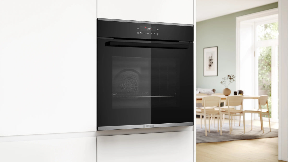 Bosch HBA272BB3 in schwarzem Design in einer Einbauküche
