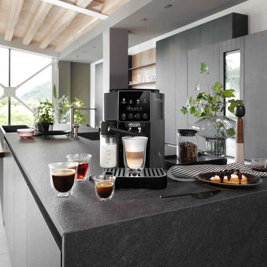 De’Longhi Magnifica Start Milk ECAM223.61.GB Kaffeevollautomat – Grau-Schwarz – Kaffeevollautomat in einer Küche