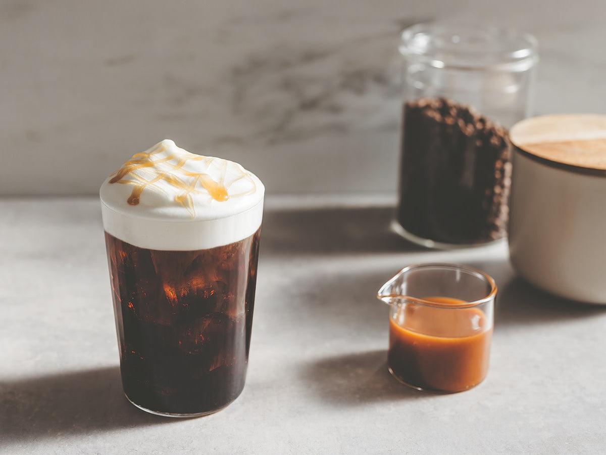 Kalter Kaffee mit Milchschaum als Serviervorschlag