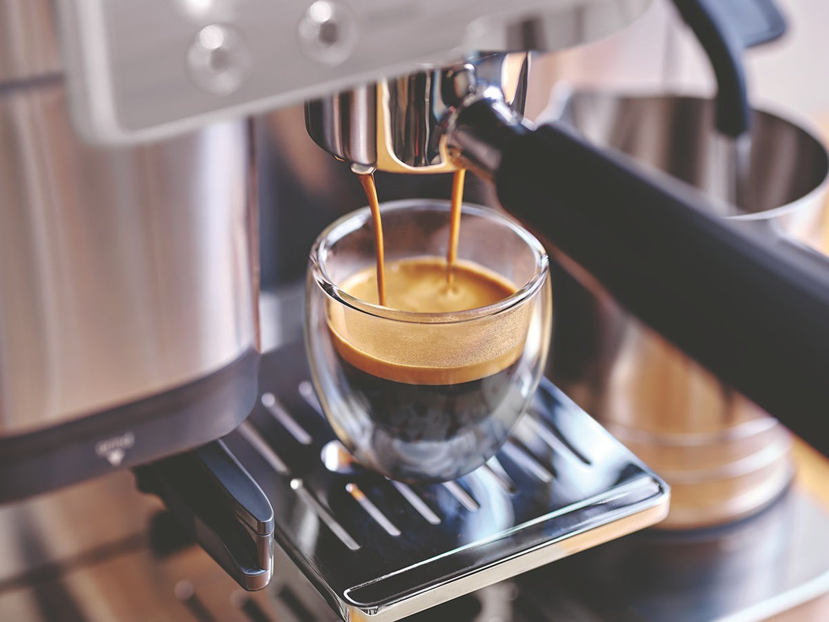 Ninja ES655EU beim Bezug eines Espressos