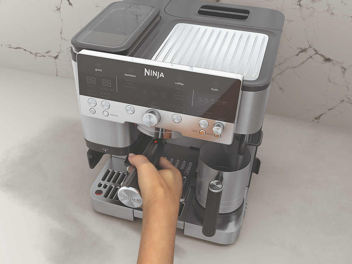 Einsetzen des Siebträgers in die Ninja Luxe Café Premier Plus