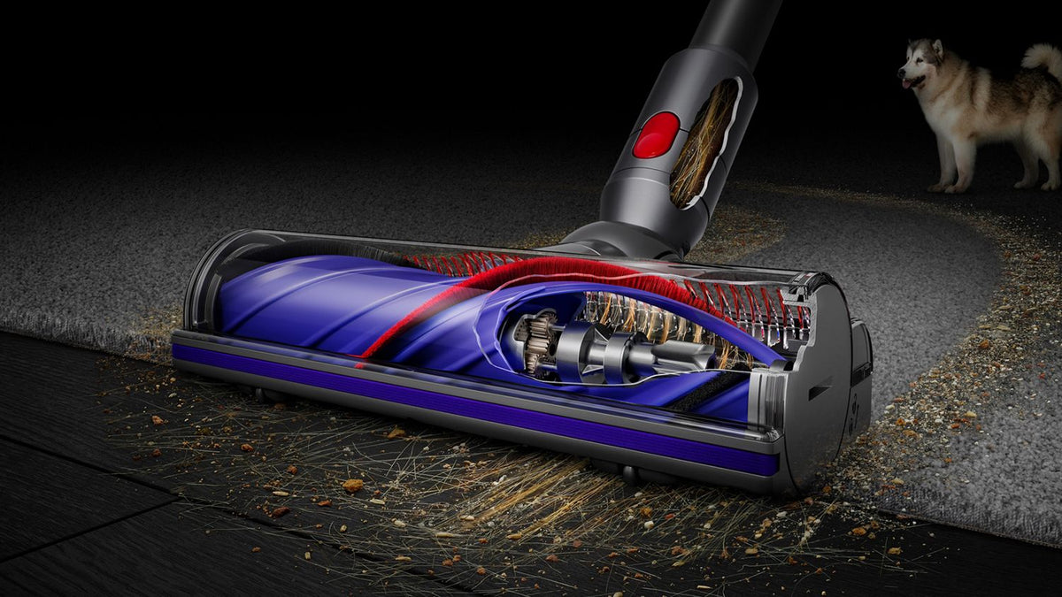 Dyson V12 Detect Slim Absolute bei der Bodenreinigung