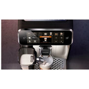 Philips Series 5400 EP5447/90 LatteGo Kaffeevollautomat – Chrom – Kaffeevollautomat in einer Küche