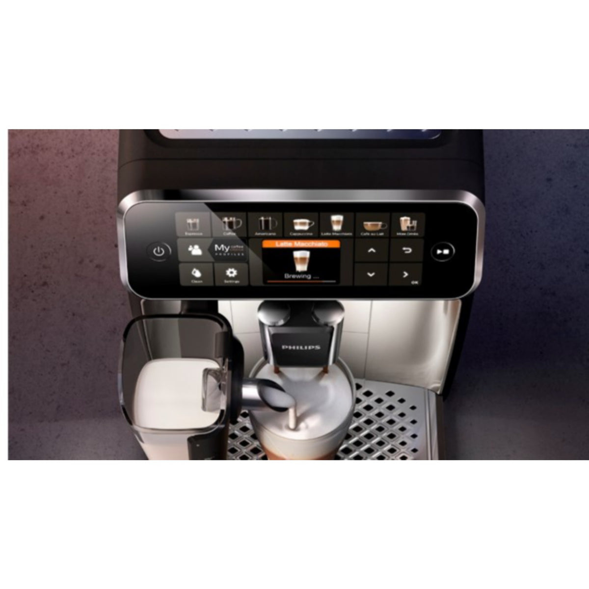 Philips Series 5400 EP5447/90 LatteGo Kaffeevollautomat – Chrom – Kaffeevollautomat in einer Küche